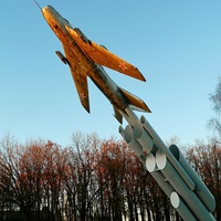 Харцызск. Памятник героям-летчикам, торец бульвара Полупанова.