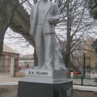 Харцызск. Памятник Ильичу на перроне  станции Харцызск.