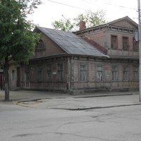 Старое здание на улице рядом с пр. Революции.