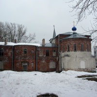 Здание Училищного корпуса колонии в Изваре со стороны встроенной церкви Казанской иконы Божией Матери.