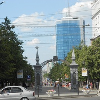 вход с площади Революции на пешеходную улицу Кирова (Арбат)