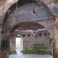 Внутри разрушенной церкви