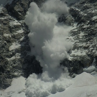Снежная лавина со склона Нупцзе.