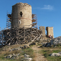 Башня крепости Чембало на реконструкции