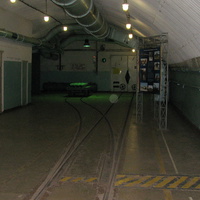 Внутри  бывшего завода по ремонту подводных лодок