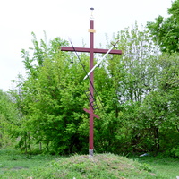 Крест, установленный на въезде в село