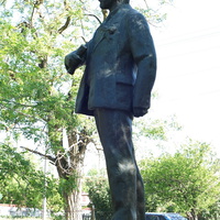 Памятник Ленину в школьном дворе