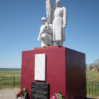 Памятник павшим воинам в ВОВ на братской могиле