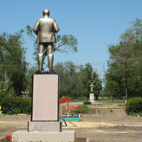 Памятник Ленину и Буденному