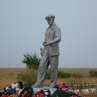 Памятник погибшим семьям металлургов в 1942 - 1943 годах в дни Сталинградской битвы