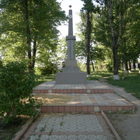 Затишье. Памятник-обелиск жителям посёлка, погибшим на фронтах ВОВ.