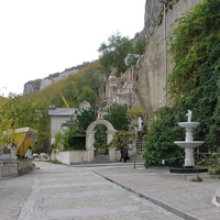 Дорожка возле монастыря, вид в сторону пещерного города Чуфут-Кале