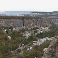 Панорама ущелья Марьям-Дере, внизу Свято-Успенский пещерный монастырь