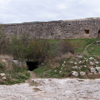 Стена и пещера возле восточных ворот