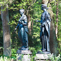 Статуи двух муз