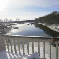 Замёрзшая речка под мостом