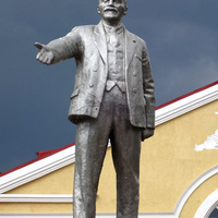 памятник Ленину в центре