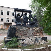 памятник шахтерам у разрушенного треста