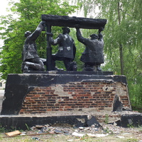 памятник шахтерам у разрушенного треста