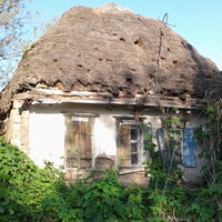 Настоящая украинская хата с непременныя атрибутом - соломенной крышей