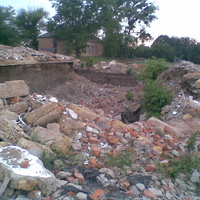 руины бывшего магазина