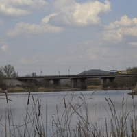 Мост соединяющий левый и правый берег города.
