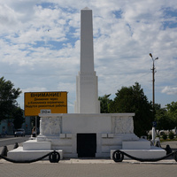 Памятник на месте захоронения революционеров, рабочих расстреленных царскими карателями в 1905 году на ст. Голутвин и убитые во время контрреволюционного бунта 28 декабря 1917 года