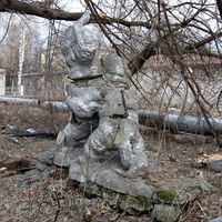 Аша. Заброшенный парк. Скульптура борющихся медведей. Советская эпоха.