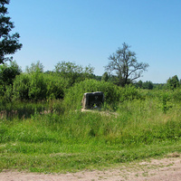 Вид на мемориальный знак возле бывшей деревни