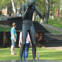 Скульптура Плачущий мальчик
