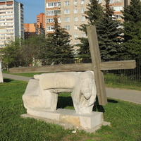 Скульптурная группа у церкви  Макария (Невского)