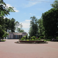 Площадь у входа в парк.