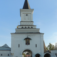 Святые ворота с надвратной башней (XVII в.)  Святые ворота с часовней Николая
