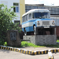 Памятник пассажирскому автобусу у автопредприятия
