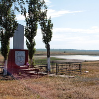 Братская могила воинов, погибших за хутор в январе 1943 (на восточной окраине хутора)