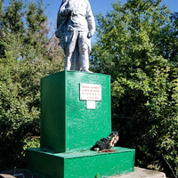 Памятник павшим воинам на братской могиле за бывшей школой