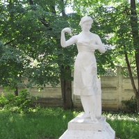 Парусинка. Скульптура около льноджутовой фабрики.