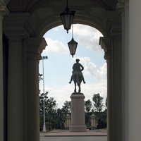 Константиновский дворец, памятник Петру I