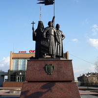 Памятник основателям города на площади у кинотеатра "Октябрь" (старая часть города)