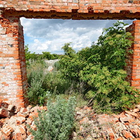 Дверной проем разрушенного здания с видом на мсето бывшего хутора Дубовой