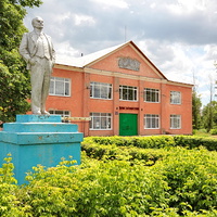 Сельский клуб и памятник Ленину