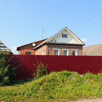 Дом за красным забором
