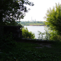 Вид с разрушенной беседки на Старо-Голутвинский монастырь и реку Оку (усадьба Морозовых)