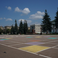 Центральная площадь города, расположена в пешеходной зоне проспекта Победы.