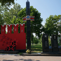 Памятная плита в честь открытия Бульвара Победы, стеллы с перечислением имён всех Героев Советского Союза, кавалеров ордена Славы города Ступино