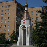 Мраморный монумент в виде часовни