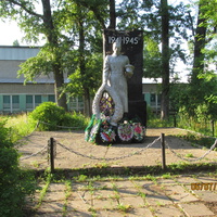 Памятник у дома культуры
