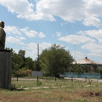 Памятник вождю пролетариата В.И.Ленину в центре хутора Крюков