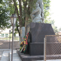 братская могила-мемориал павшим в ВОВ