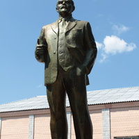 Скульптура Ленина на постаменте памятника